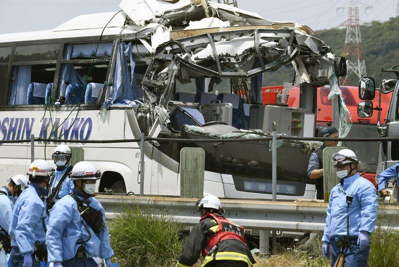 日本10日發生嚴重對撞車禍，觀光巴士內45人雖受傷，但無人死亡；而肇事小客車駕駛不幸身亡。（共同社提供） 圖:中央社