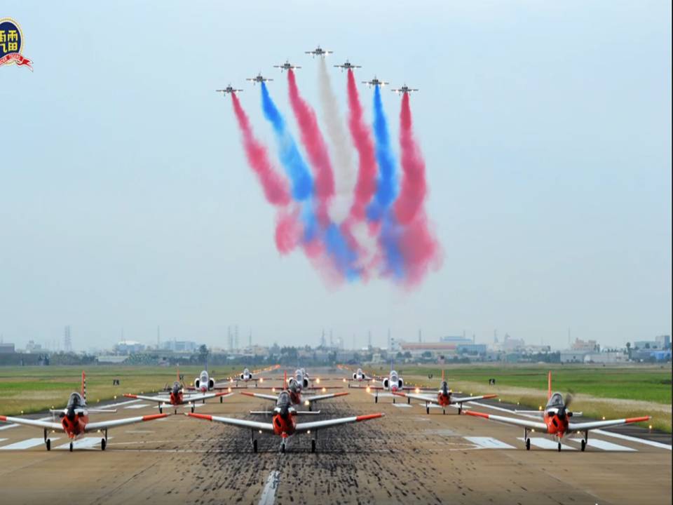 空軍雷虎小組演訓，飛越玉山上空，搭配臺灣最壯麗的景緻，完美襯托出雷虎翱翔於天際的優雅姿態。 圖:翻攝自空軍雷虎小組紀實影片