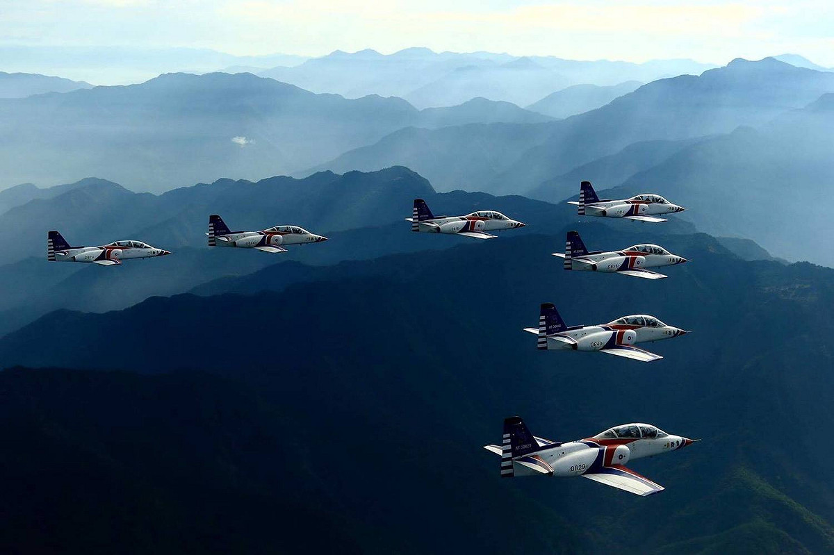 空軍雷虎小組演訓，飛越玉山上空，搭配臺灣最壯麗的景緻，完美襯托出雷虎翱翔於天際的優雅姿態。 圖:翻攝自空軍司令部臉書