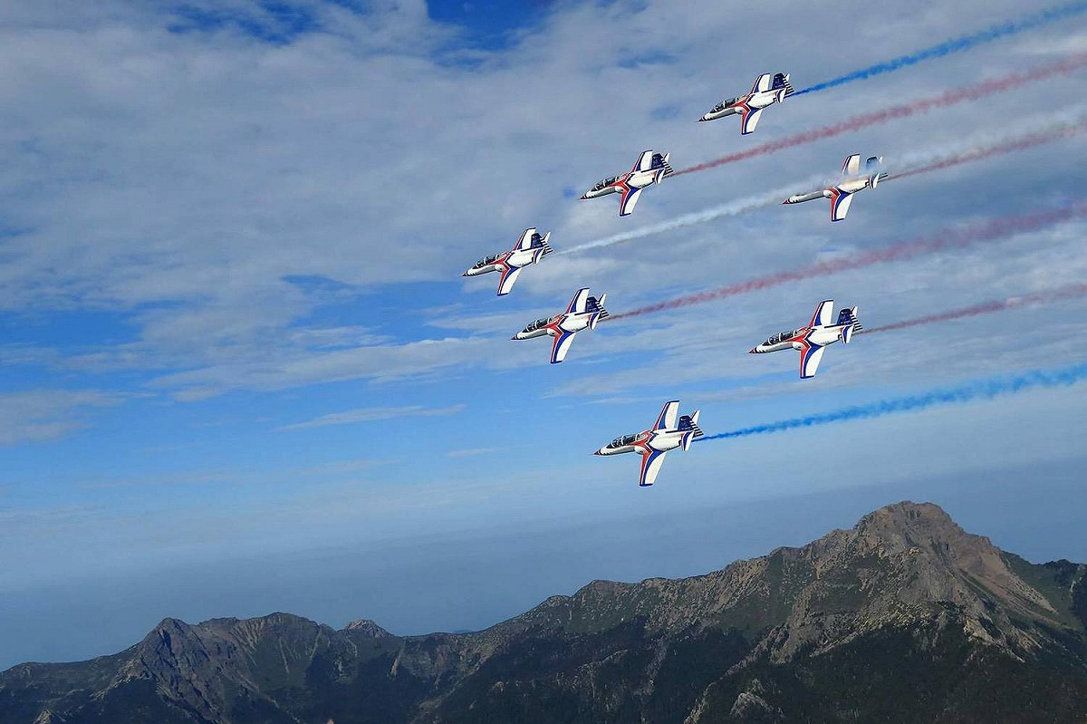 空軍雷虎小組演訓，飛越玉山上空，搭配臺灣最壯麗的景緻，完美襯托出雷虎翱翔於天際的優雅姿態。 圖:翻攝自空軍司令部臉書
