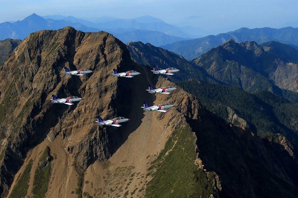 空軍雷虎小組演訓，飛越玉山上空，搭配臺灣最壯麗的景緻，完美襯托出雷虎翱翔於天際的優雅姿態。 圖:翻攝自空軍司令部臉書