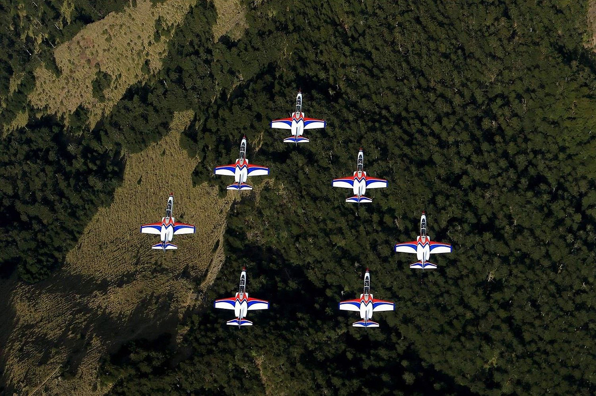 空軍雷虎小組演訓，飛越玉山上空，搭配臺灣最壯麗的景緻，完美襯托出雷虎翱翔於天際的優雅姿態。 圖:翻攝自空軍司令部臉書