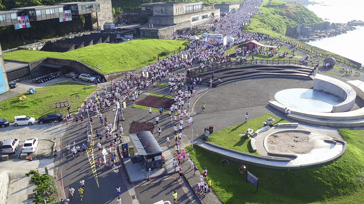 今（11）日在基隆國立海洋科技博物館潮境公園舉行的路跑活動，超過7,000名跑者齊聚為海洋發聲，空拍場面非常壯觀。 圖：基隆市政府提供