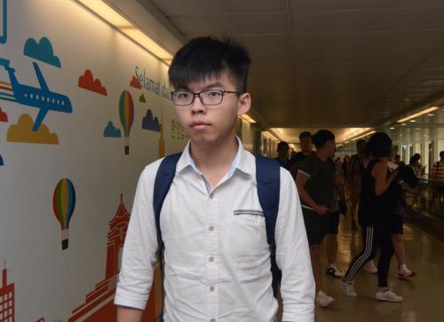 香港社運人士黃之鋒11日上午來台，他被問到此行是否 參加318學運領袖林飛帆的婚禮，僅點頭致意，沒有接 受任何採訪。 中央社 圖：中央社