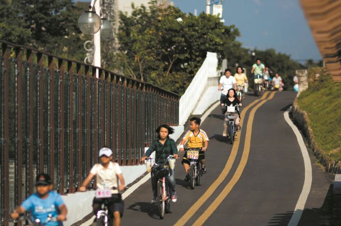 針對民眾爭取東豐快速道路不與鐵馬道共線共構一事，台中市府今天表示將推動南岸河堤方案，自行車道原址將全數保留並增加綠帶。 圖：翻攝台中市府網站