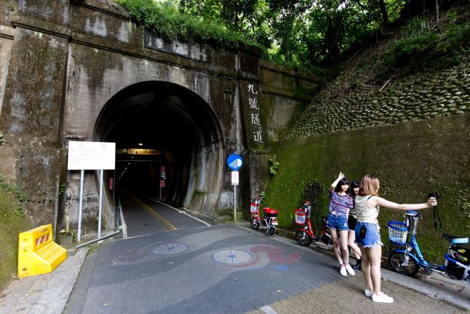 穿隧道上鐵道，東豐自行車道綠帶美景每到假日遊人眾多。 圖：翻攝台中市府網站