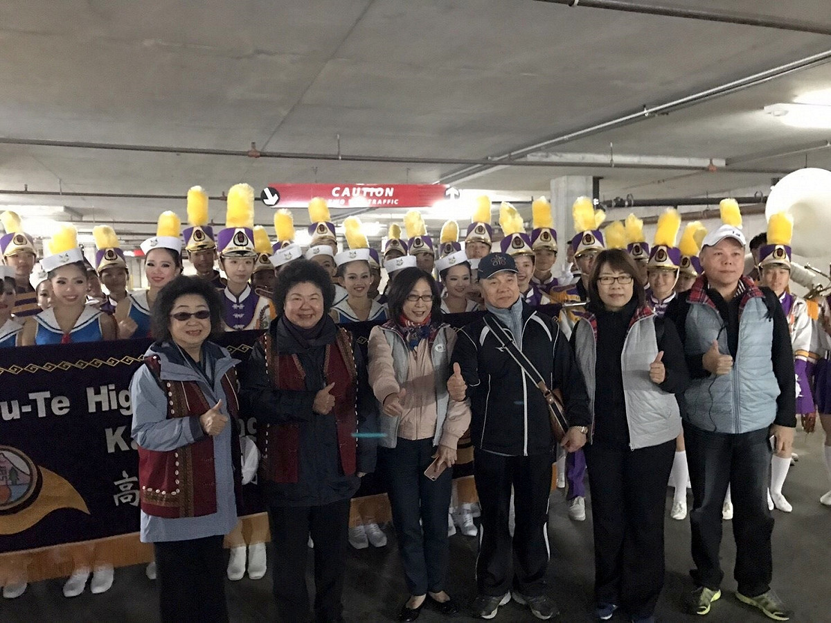 陳菊為參加遊行表演的樹德家商同學加油打氣。 圖：高雄市府提供