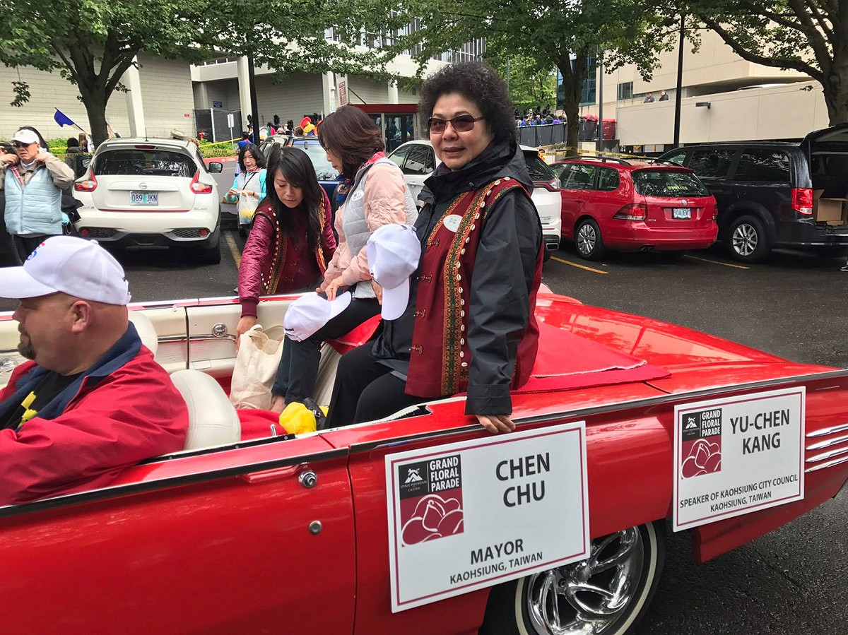 陳菊市長與康裕成議長為參與玫瑰節花車大遊行表演的樹德家商同學加油鼓勵 圖：翻攝自陳菊臉書