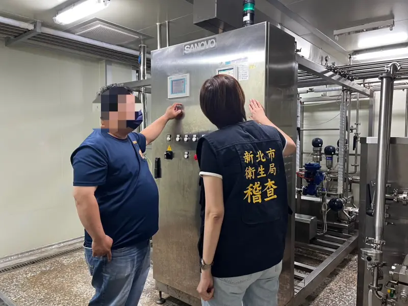 新北市府衛生局表示，18日查獲「福商勝蛋品有限公司」液蛋加工廠，向中央畜產會購入進口蛋品購買土耳其、巴西及美國3批進口蛋，卻與國產蛋混合加工製成未殺菌液蛋逾2萬公斤，並以食品標示「台灣」出貨給食品業者。 圖：新北市衛生局提供