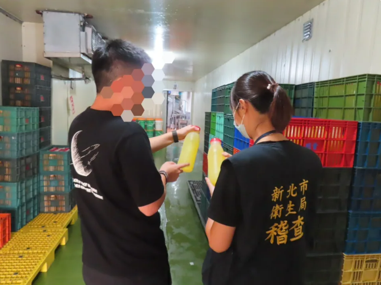 新北市政府衛生局昨 (18)日查出「福商勝蛋品有限公司」的液蛋加工廠，涉嫌以「台灣」的食品標示賣出與進口混合的液蛋，雖產品未超過有效日期，但產地標示錯誤仍涉及違法。 圖：新北衛生局/提供