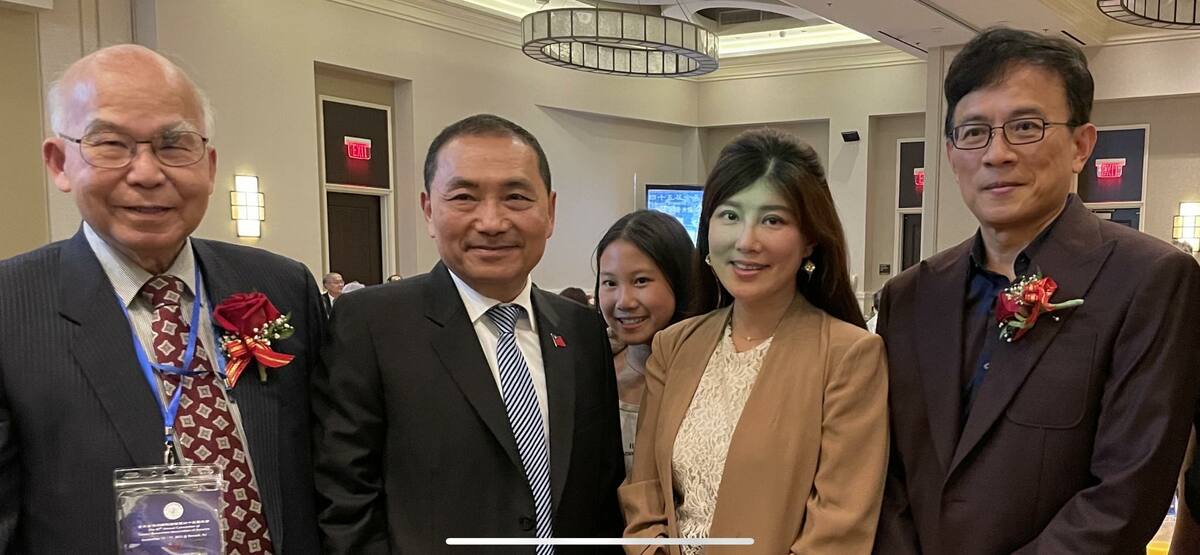 國民黨總統參選人侯友宜訪美期間，在僑宴中與彭文正合照。 圖：擷取自彭文正臉書