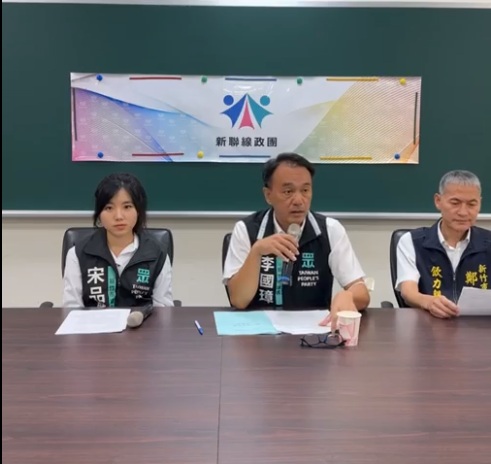 民眾黨新竹市議員兼新竹黨部代理主委李國璋(圖中持麥克風者)。 圖：李國璋 新竹市東區市議員直播截圖