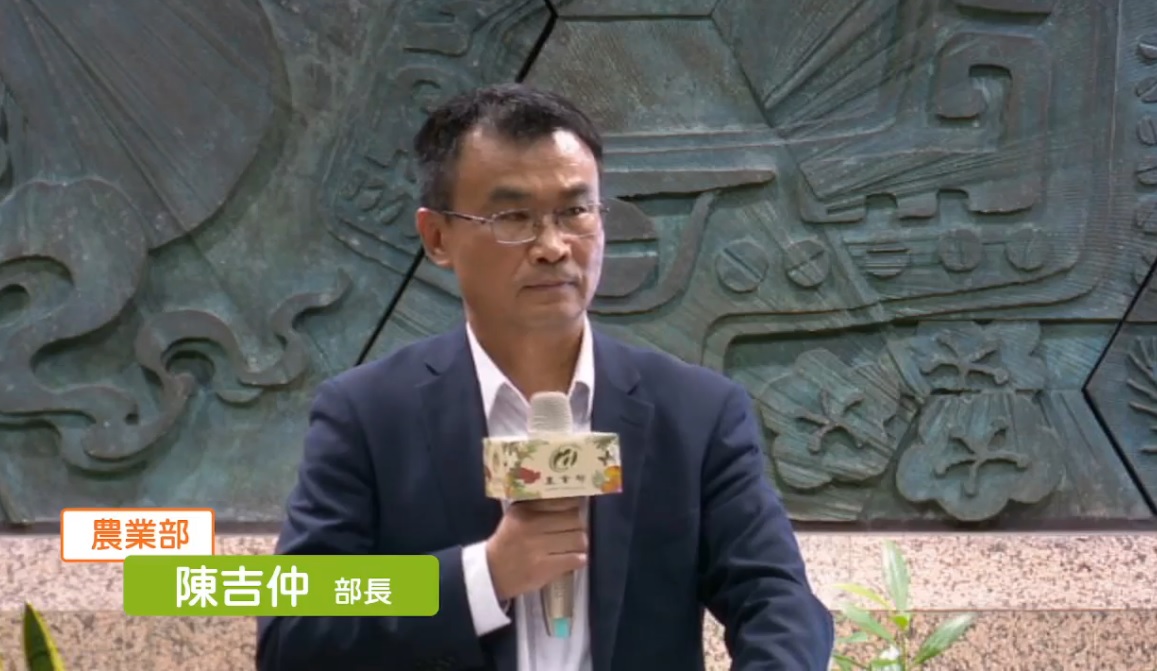 農業部長陳吉仲上任才50天，就因為進口蛋的假訊息攻擊，雖然做出數十次澄清，民眾卻漠不關心，黯然提出辭呈。 圖：翻攝自農業部臉書影片