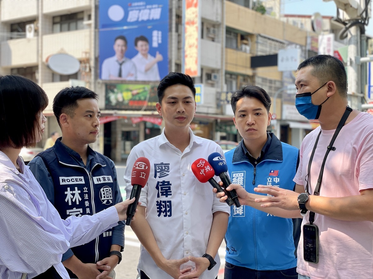 廖偉翔、羅廷瑋及林家興一同宣示捍衛民眾食安的決心，呼籲政府持續找出流入市面的問題蛋品、揪出壞蛋。 廖偉翔/提供
