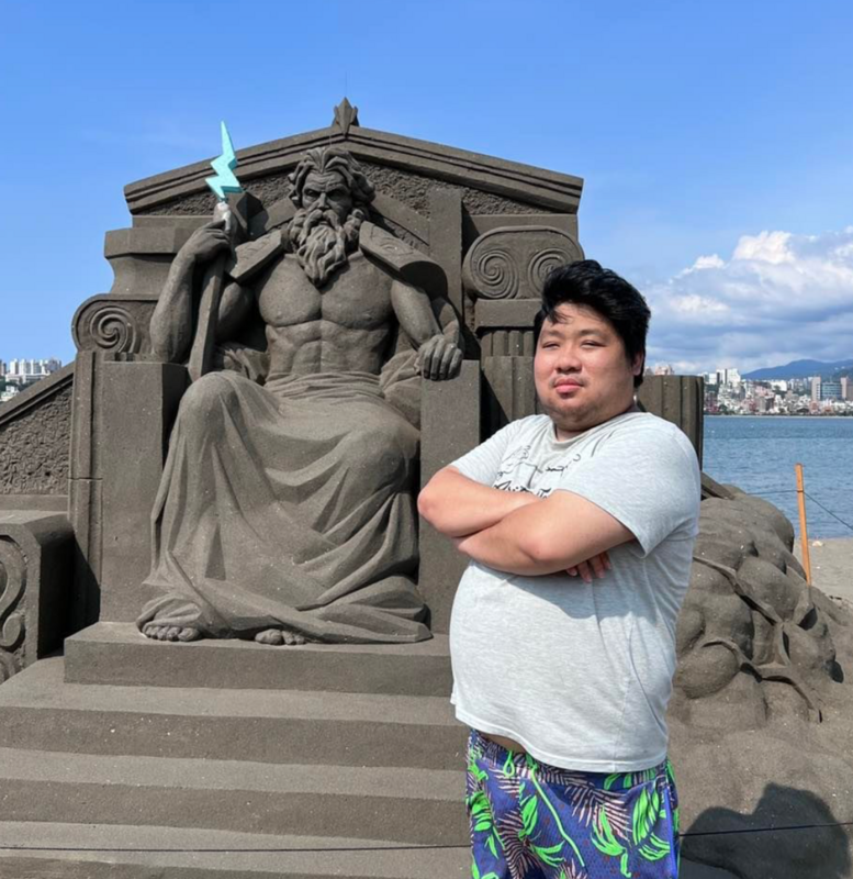 知名遊戲實況主「亞洲統神」張嘉航，直播誇張、直率風格吸引許多粉絲關注。 圖：翻攝自IG＠godtoneasia