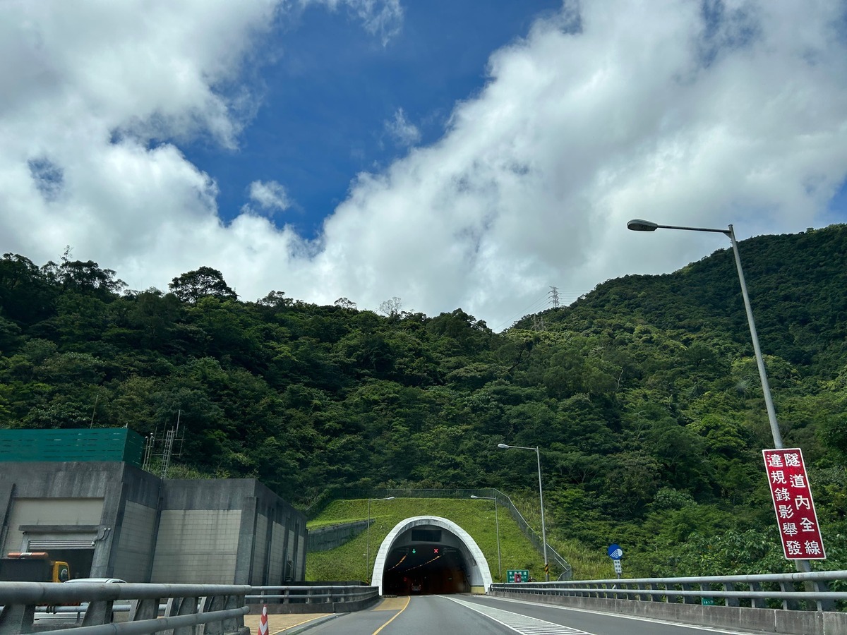 交通部公路總局提前公布蘇花路廊易塞時段，提醒用路人避開雍塞時段。易塞時段包括首日(9/29)將出現南下最大車潮。 圖：林岑韋／攝