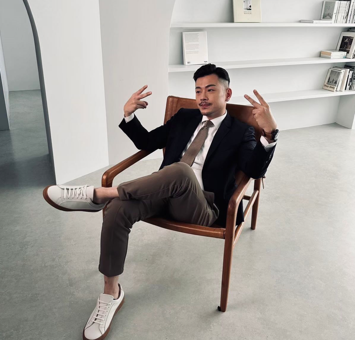 知識型YouTuber「77老大」經常拍攝健康美容及感情類型影片。 圖：翻攝自IG＠basil_77777