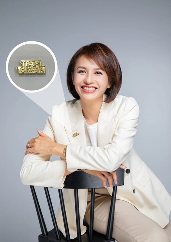 立委邱議瑩今(20)日公布選舉競選小物「TEAM TAIWAN」挺台灣徽章及高雄在地農產小物組(高雄147米/紅豆)。 圖：翻攝自邱議瑩臉書