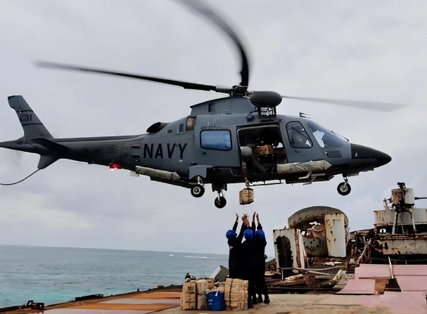 菲律賓軍方用直升機對馬德雷山艦上的官兵進行補給。 圖 : 翻攝自騰訊網/穆士塔格的季風