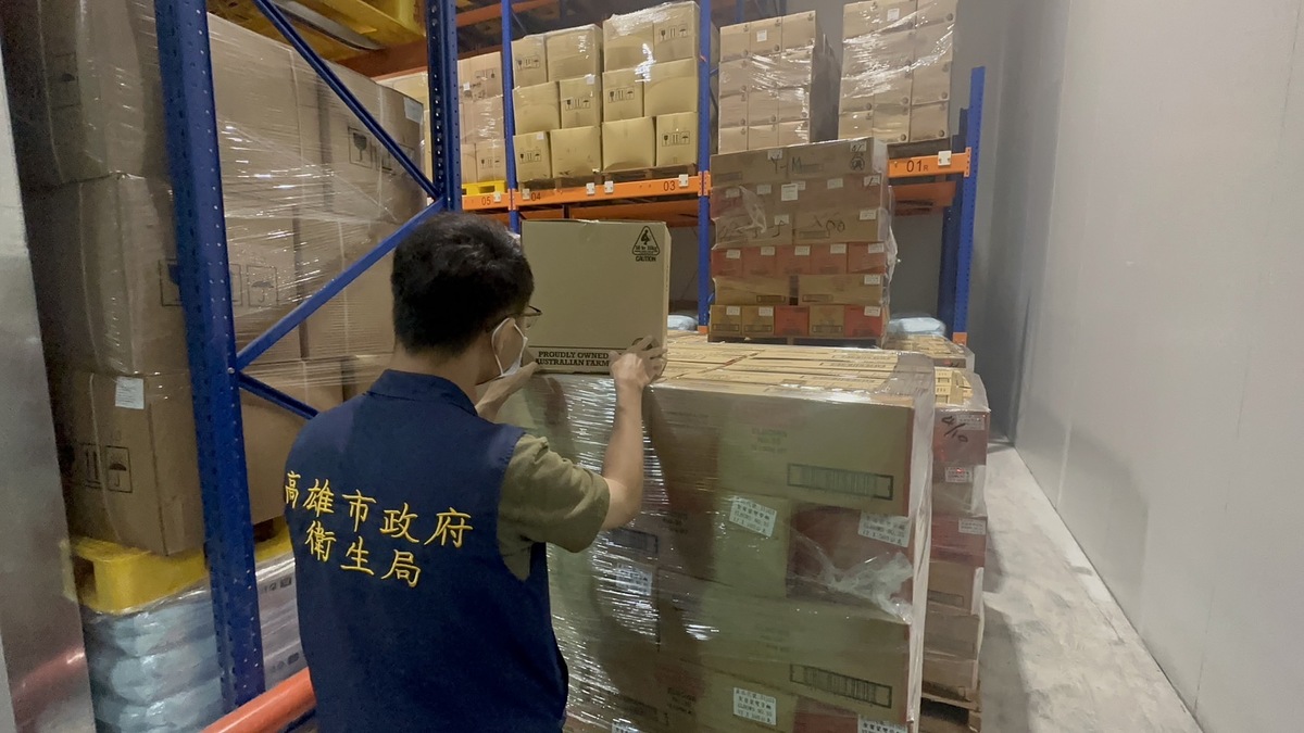 農業代理部長陳駿季證實，進口蛋還有總數約5580萬顆，已過期廢棄，目前仍囤放在倉庫尚未銷毀。（圖為查核雞蛋示意) 圖：高雄市衛生局/提供（資料照）
