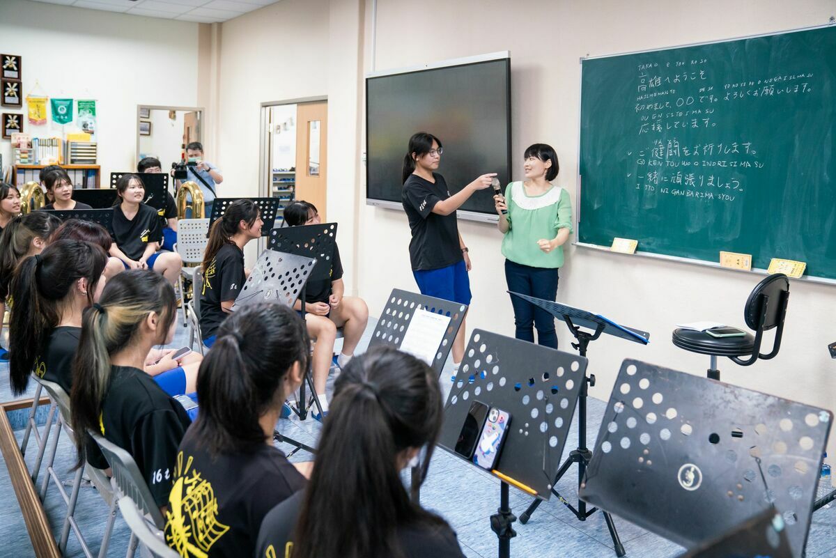 高雄高商學生學習日語準備迎接「翡翠騎士」。 圖：高雄市行國處提供