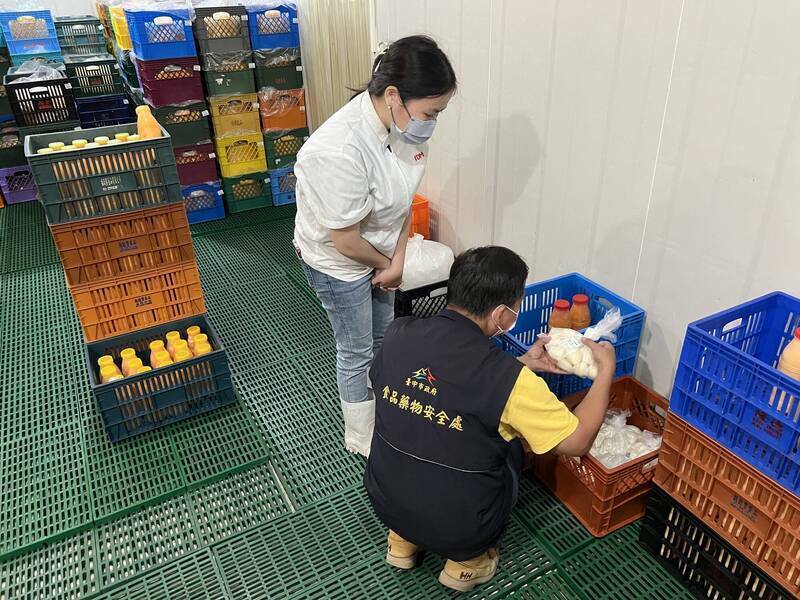 農業部坦言，畜產會對進口蛋為原料的液蛋產地標示認知所生爭議，農業部督導不周，向社會大眾表示歉意。  圖：台中衛生局提供