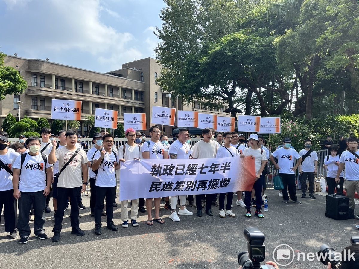 前立委黃國昌及館長陳之漢今(21)日於行政院前召開記者會，要求民進黨回應716遊行訴求。 圖：金大鈞/攝