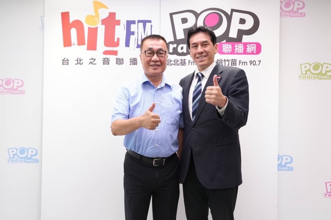 黃暐瀚（右）提問，基泰開出合建條件是1坪換1坪不含公設，還附車位，那市府公辦都更條件如何？李四川（左）坦言，現在還在計算，基泰開的條件含有賠償意味，算不錯的。 圖：《POP撞新聞》提供。