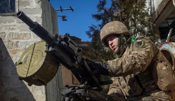 烏軍用機槍在巴赫穆特攻擊俄軍。 圖 : 翻攝自騰訊網/兵器展望