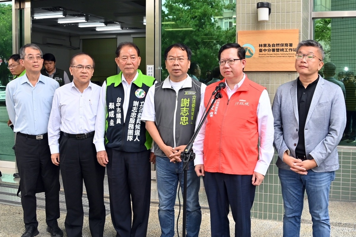 行政院副院長鄭文燦（右2）今（21）天上午視察「台8線36K~62K（含台8甲線）谷關至德基段」後受訪。 圖：行政院提供