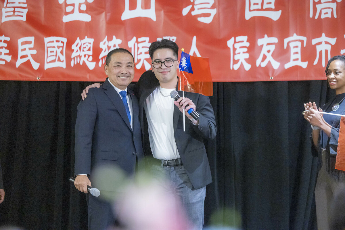 南非武官子驚喜現身舊金山僑宴，2度擁抱侯友宜，感謝說「沒有你在就沒有我」。 圖：侯友宜競辦/提供