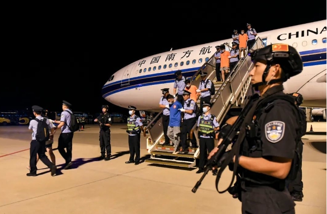 中國警方包3架專機，運回和印尼警方合作逮捕 153 名跨境裸聊敲詐的電信網路詐騙犯罪嫌疑人。 圖 : 翻攝自中國公安部刑偵局
