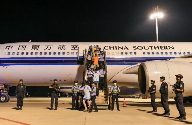 中國警方包3架專機，運回和印尼警方合作逮捕 153 名跨境裸聊敲詐的電信網路詐騙犯罪嫌疑人。 圖 : 翻攝自中國公安部刑偵局