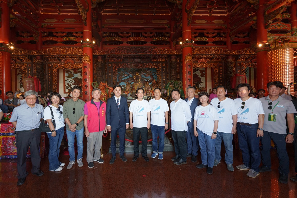 民主進步黨總統候選人賴清德21日下午前往馬港天后宮參香祈福。 圖：民進黨/提供