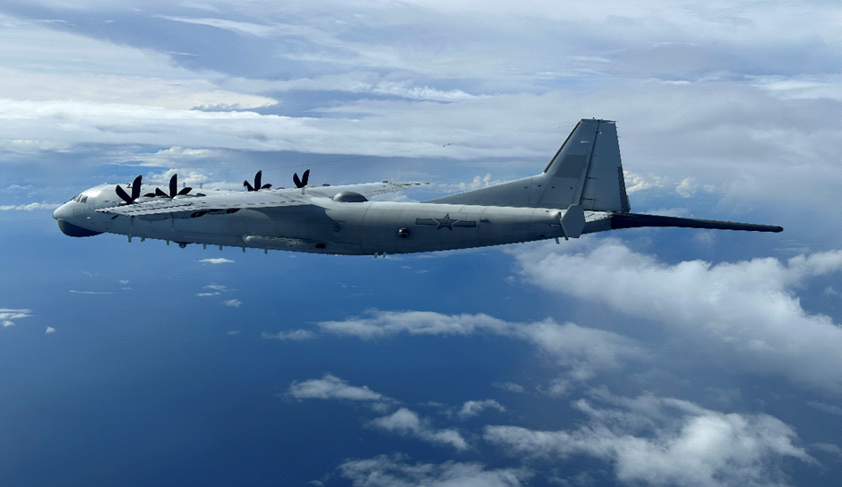 國軍嚴密掌握臺海周邊共軍動態，圖為空軍偵照共軍運8反潛機狀況。 圖：國防部提供