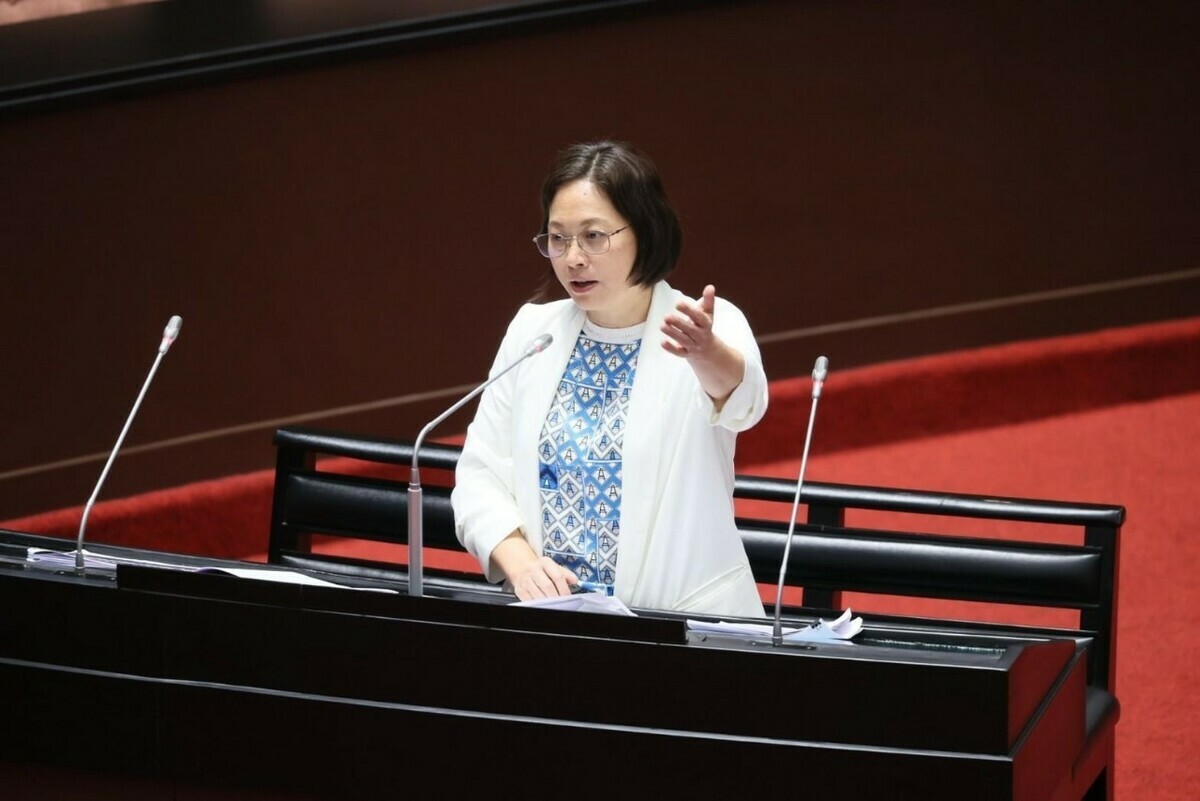 賴香伶要求衛福部應秉持公開透明原則，呼籲加熱菸審查別再走高端疫苗黑箱審查的方式。 圖：翻攝賴香伶臉書