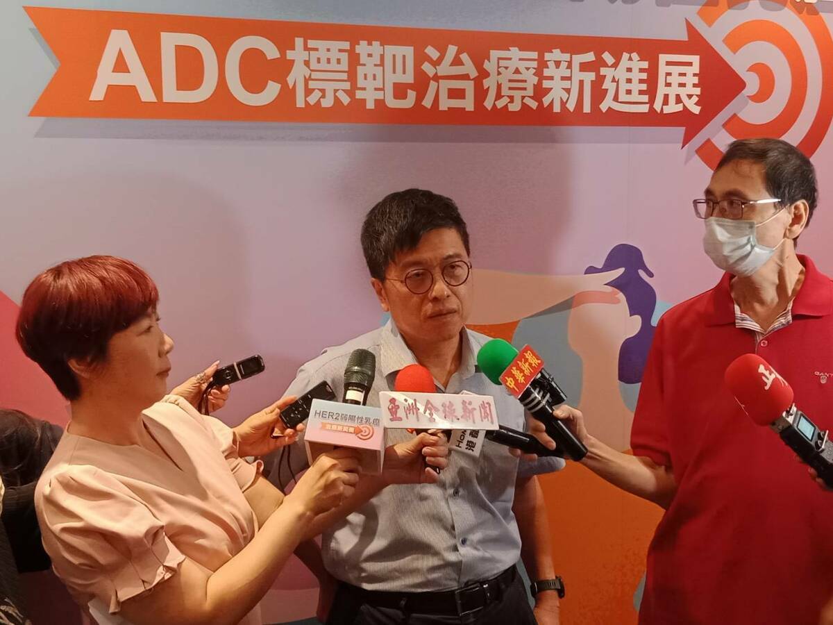 義大癌治療醫院院長洪朝明(中)。 圖：孫家銘攝