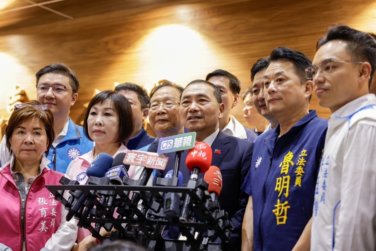 侯友宜今晨抵台，在機場發表簡短談話。 圖：侯友宜競辦/提供