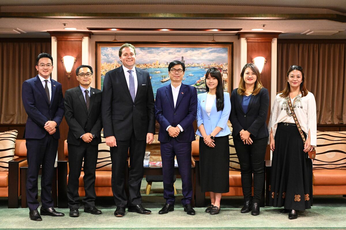 張子霖(左三)與高雄市府團隊。 圖：高雄市行國處提供