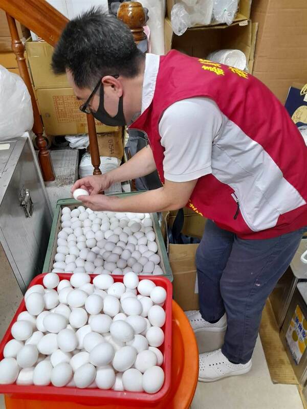 嘉義市衛生局20日到勤億蛋品稽查，查出勤億蛋品向農業部買進巴西蛋後，經加工做成液蛋。 圖：翻攝嘉義市衛生局提供