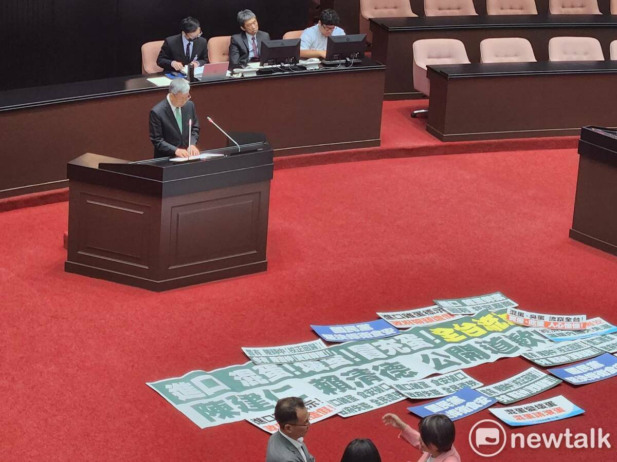 行政院長陳建仁在立法院議場，就雞蛋專案進口爭議，代表政府表達歉意。 圖：黃建豪/攝