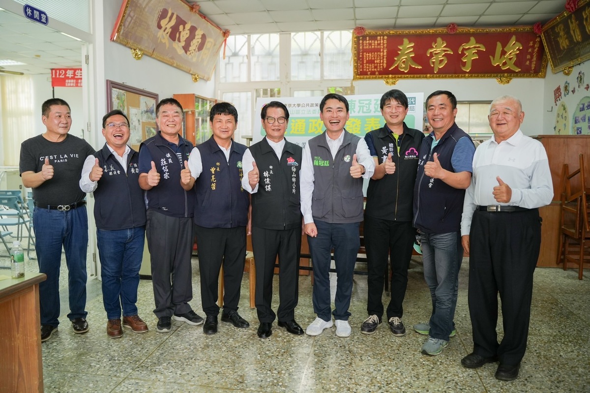 現場記者會包括梅山鄉長林俊謀(中)、梅山鄉農會總幹事黃書賢(右三)、縣議員莊信宗(左三)等產界相關代表出席。 圖：翻攝自 陳冠廷 臉書