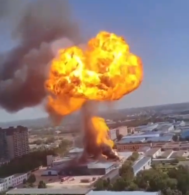 河北省滄州市東光縣一工廠發生大爆炸，騰起巨大「蕈狀雲」。 圖 : 翻攝自騰訊網