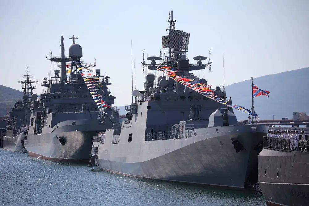 俄羅斯媒體《獨立報》近期發表一篇文章說，俄羅斯大型軍艦，容易淪為烏軍攻擊的靶子。俄羅斯海軍極需打造「蚊子艦隊」。 圖：翻攝自海外網
