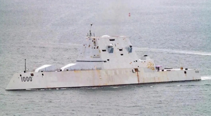 美國的朱姆沃爾特號導彈驅逐艦，也是鏽跡斑斑，艦身發黃。 圖 : 翻攝自《H秒懂科普》