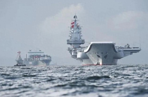 大陸首艘航空母艦遼寧號與其護衛艦隻。 圖 : 翻攝自《H秒懂科普》(資料畫面)