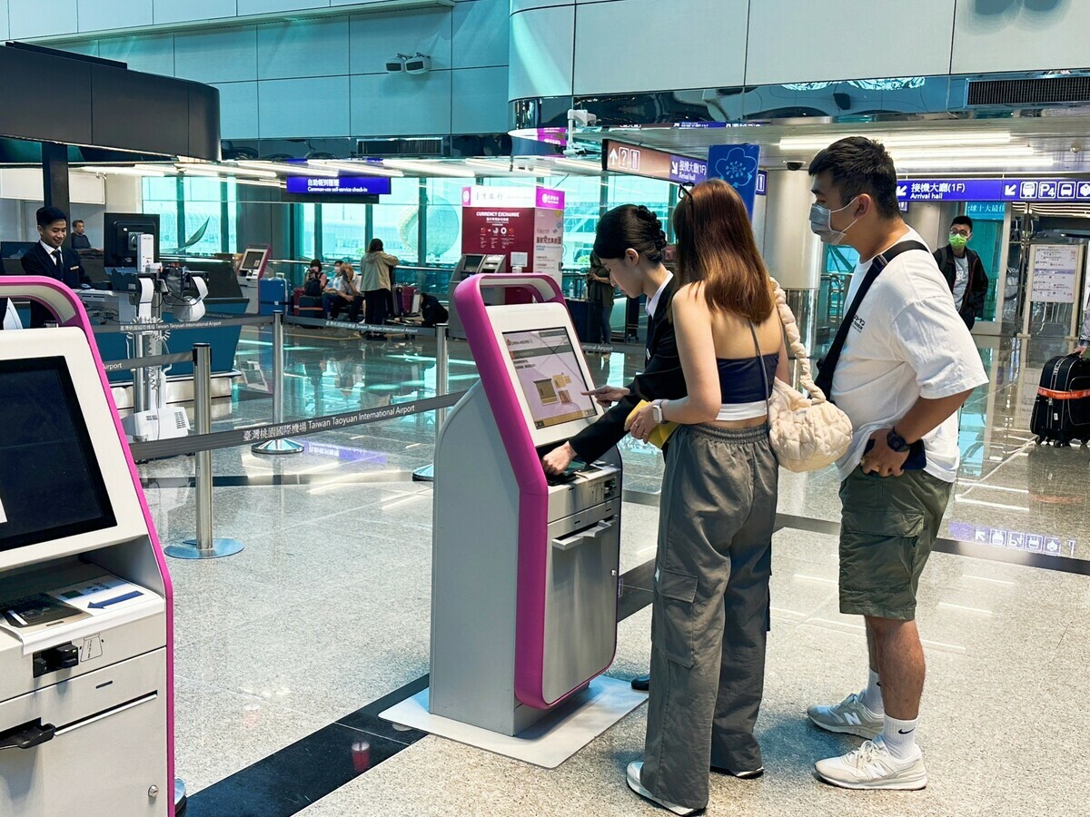 中秋雙十疏運期間，利用自助報到機，不用3分鐘即可完成行李託運。 圖：桃園機場公司／提供
