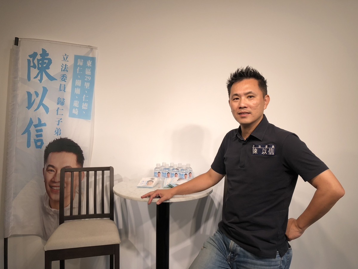 陳以信擁有傲人的學經歷，係英國倫敦大學經濟學博士，現任不分區立委，曾任國民黨海外部主任、美國華府智庫台美研究中心執行長、倫敦大學亞非學院台灣研究中心副研究員、劍橋大學新興強權研究中心研究員、國民黨國際事務部主任、國民黨文傳會副主委兼國民黨發言人、總統府發言人等職。 圖：黃博郎／攝