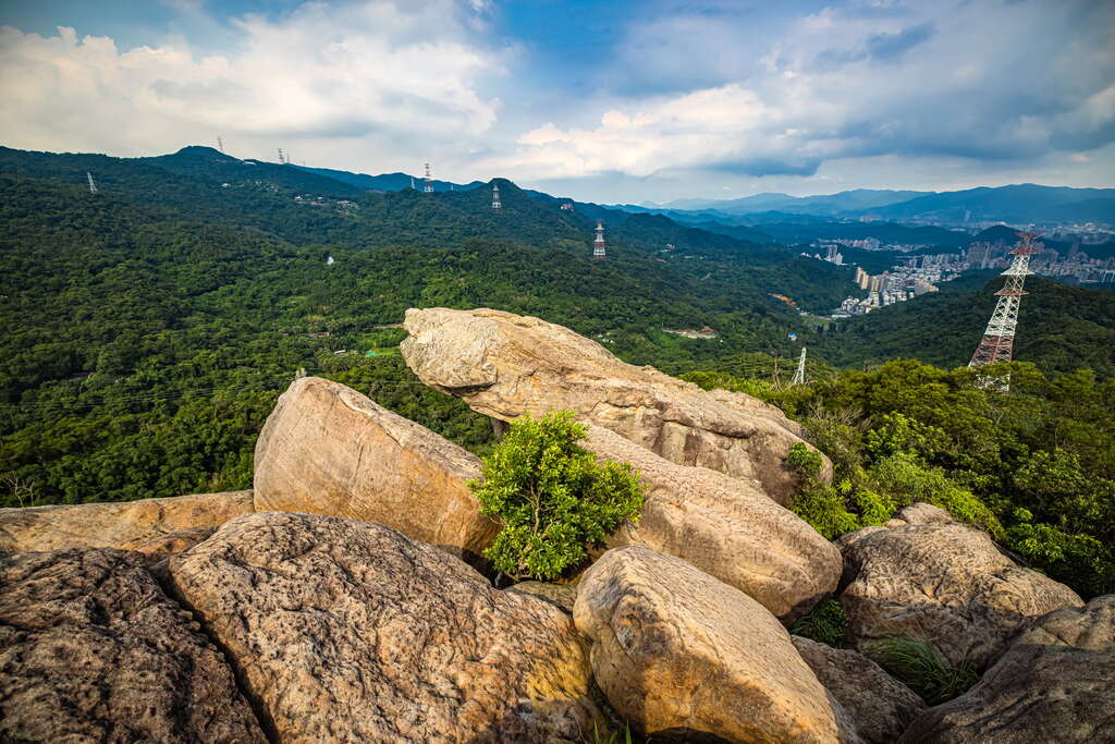 旅客可前往鄰近的金面山步道揮汗攻頂，有多條登山路線供選擇，其中剪刀石還是相當熱門拍照打卡點。 圖：取自台北旅遊網（資料照）