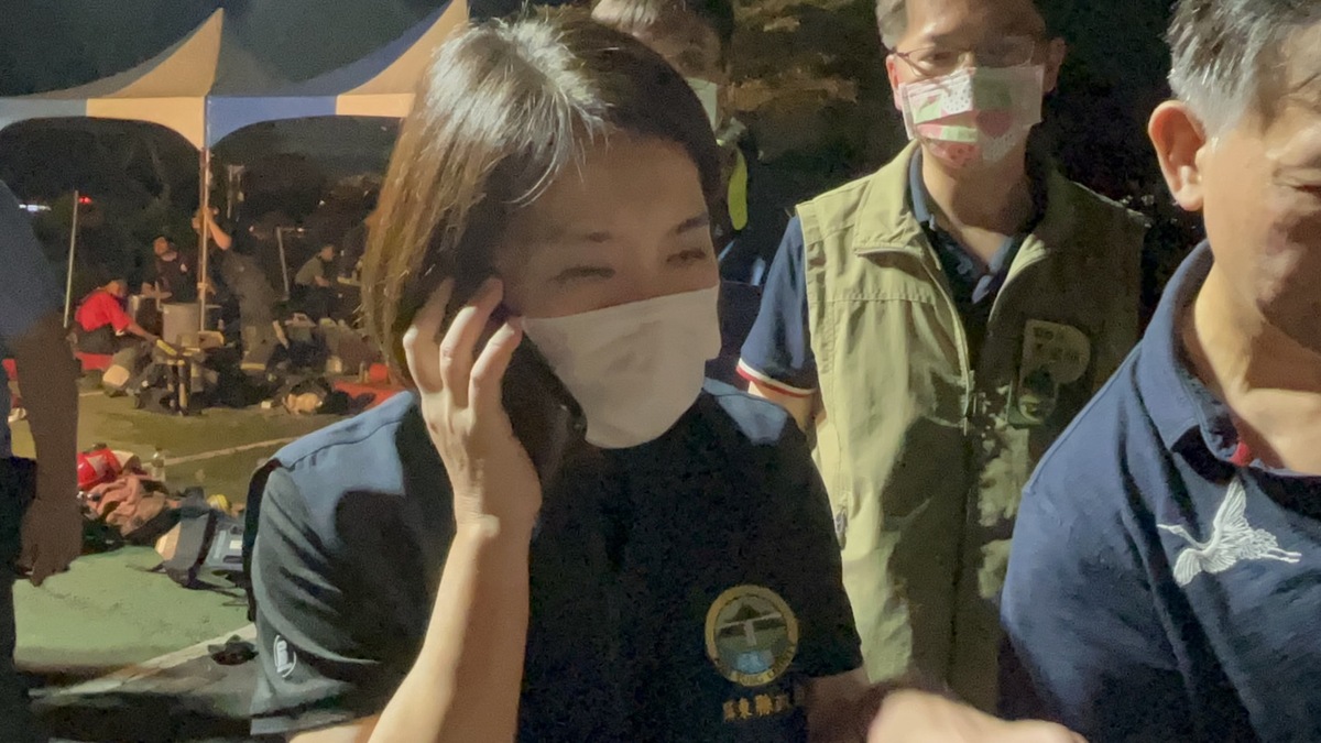 周春米(左)立即趕到現場指揮中心。 圖：屏東縣政府提供